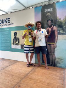El Presidente de PASA Sierralta (blanco), junto al Presidente de la ISA, Fernando Aguerre, en el Museo del Surfing durante Tokyo 2020.